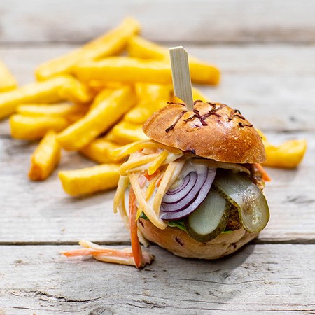 Vegetarisk miniburgare med bönor och rotfrukter 